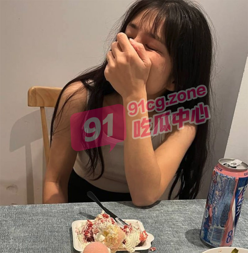 【拿下房东 生活无忧】禁欲期女房东被壁咚 正在潮喷呢她爸爸电话来了