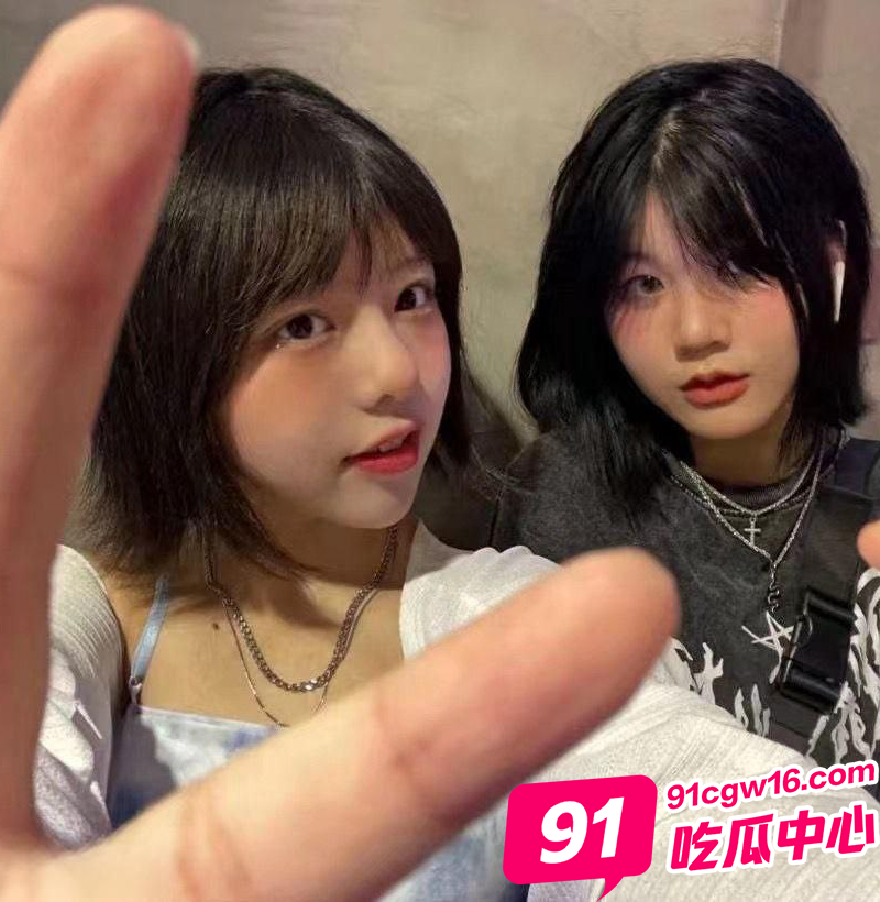 萝莉少女李月 表面人畜无害背地淫荡风骚 “胸这么大的萝莉还是第一次见” 配图8