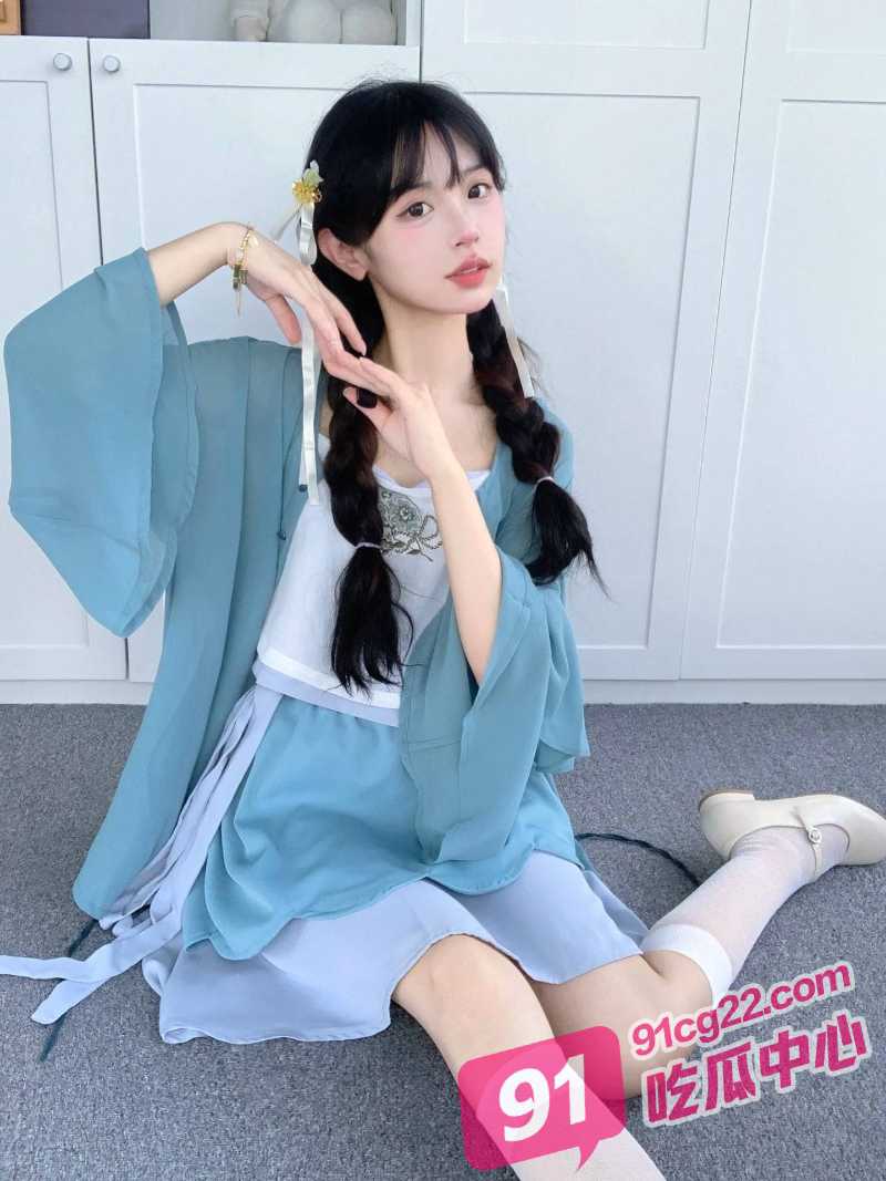父女乱伦之强上白袜萝莉女儿 夜里发现女儿在看成人视频自慰!