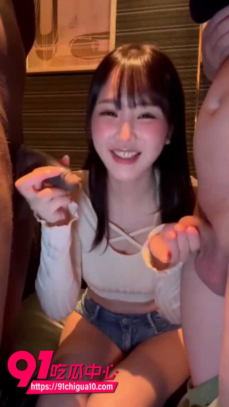 广州绿帽男 主动给白嫩老婆安排强壮黑人 眼睁睁的看着老婆被黑人的大鸡巴操哭
