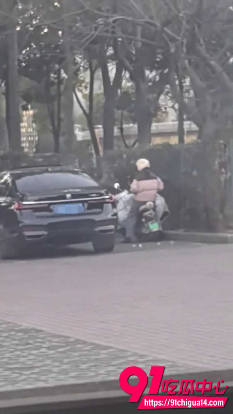 瓜友投稿路边偶遇最新嫖娼方式骑电动车上门路边车震6 瓜友投稿路边偶遇最新嫖娼方式骑电动车上门路边车震6