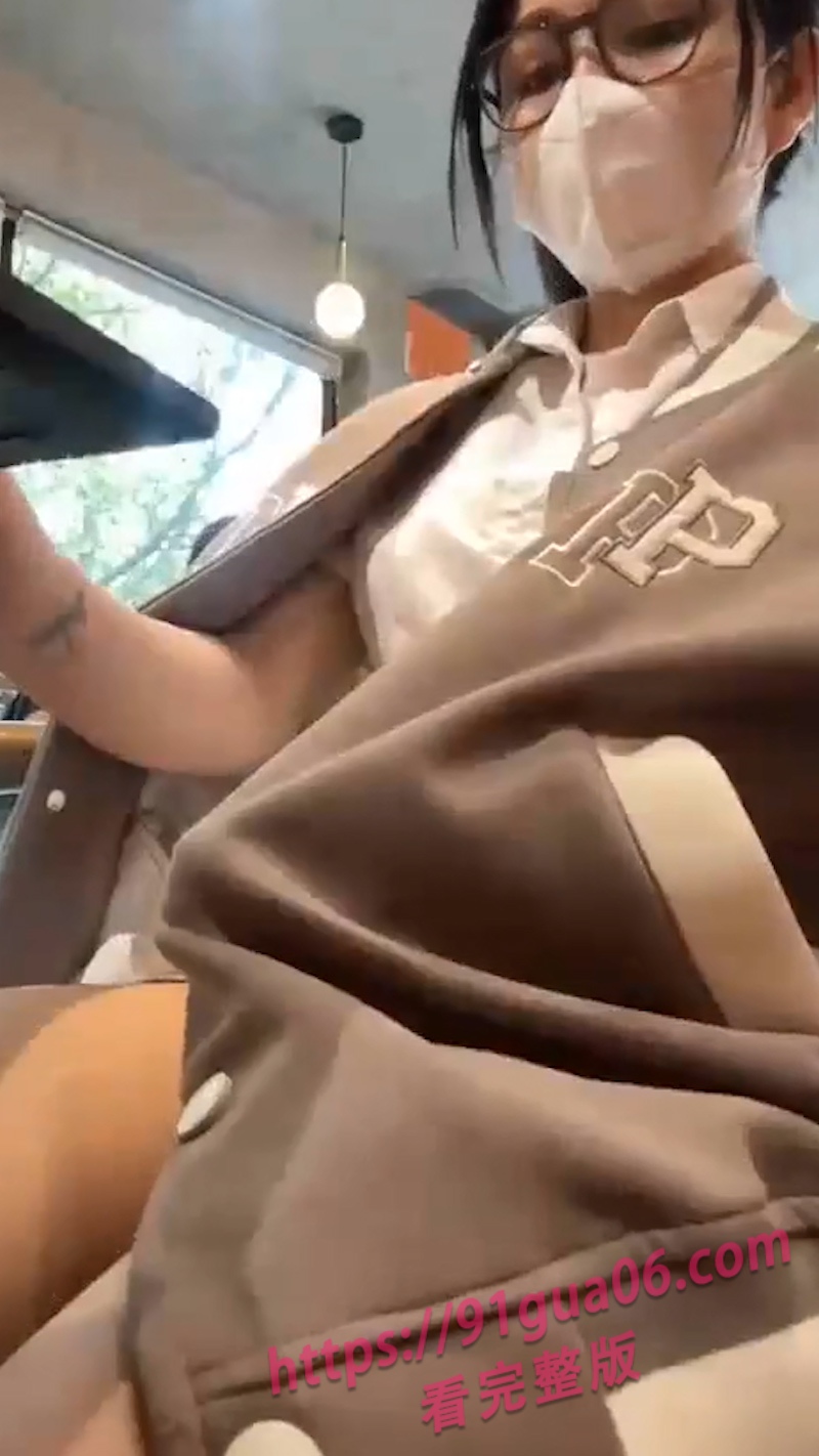 女主播咖啡厅私密片段疯传 披风衣遮掩实在会玩～