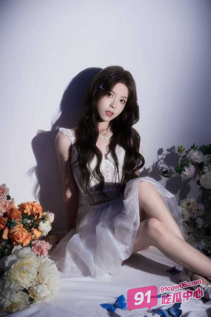 专攻良家勾搭武汉碧玉美少妇李玉琦 接吻缠绵舔逼调情 摁在沙发上猛干 操一半不让搞了！