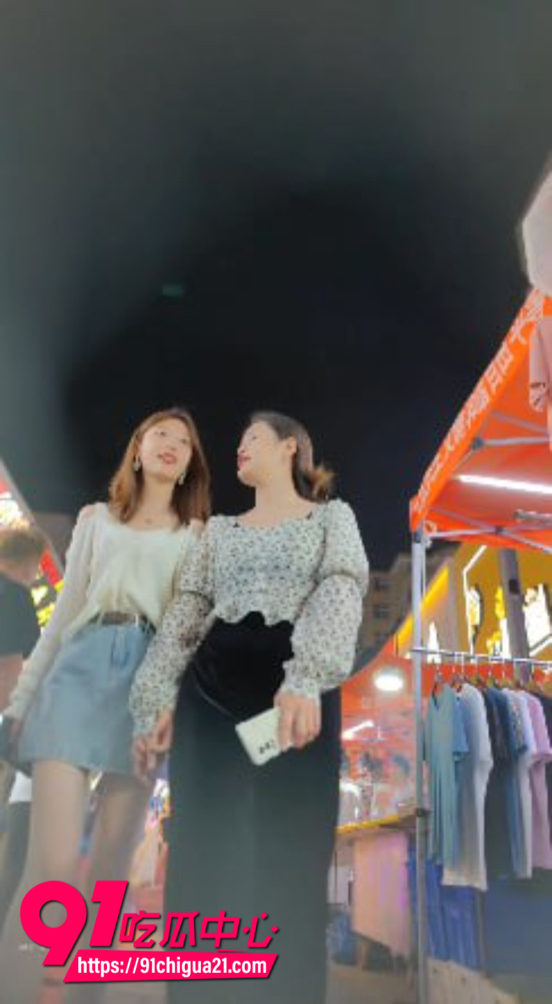 抄底大神夜市上尾随牛仔裙小姐姐极限偷拍1