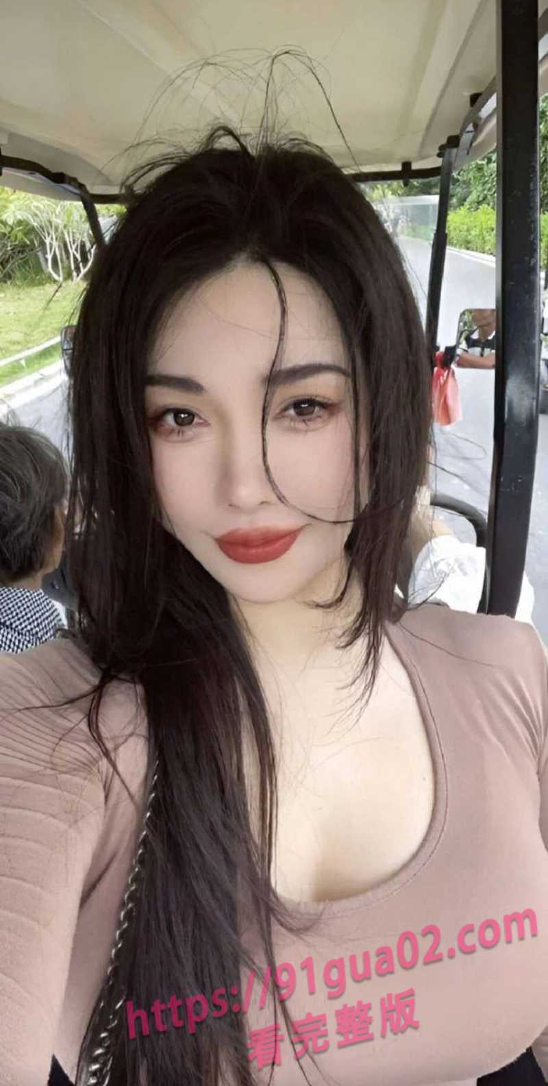 抖音美人vivi陷入快感风暴 巨臀诱惑让人欲罢不能 配图3