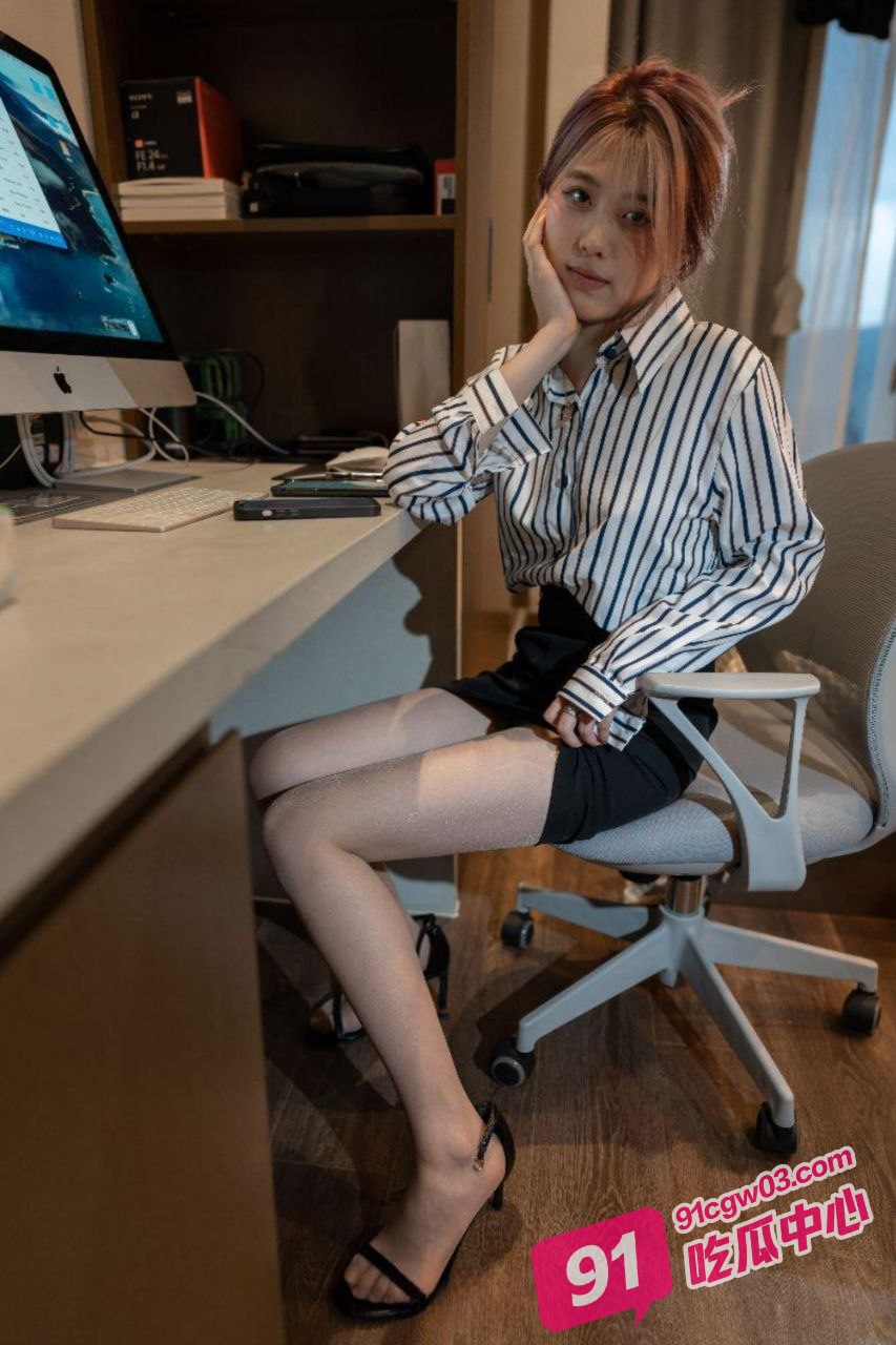 韩系萌妹ISS尤好物最新约拍职业装全裸图集花絮流出 丝袜女神高清露脸掰穴现场！