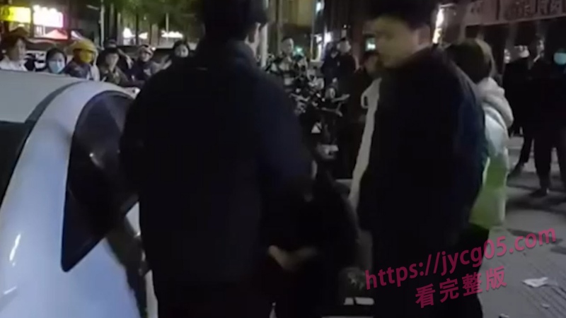 婚姻翻车现场！已婚女偷情被撞破 情人逃走她独面对老公怒火！