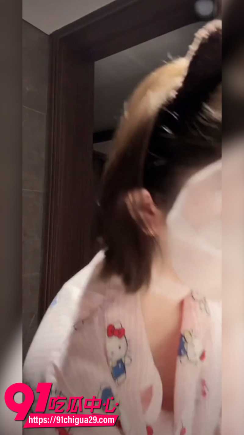 抖音170万粉丝网红梦希直播洗手不慎走光2