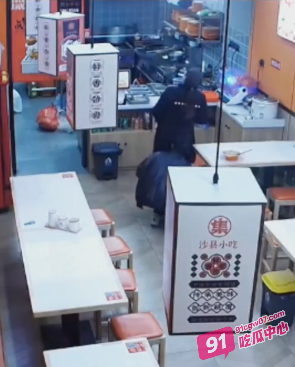 奇葩男喜欢闻屁？男子在沙县小吃餐馆内吃饭 没想到竟然偷闻服务员的屁股！
