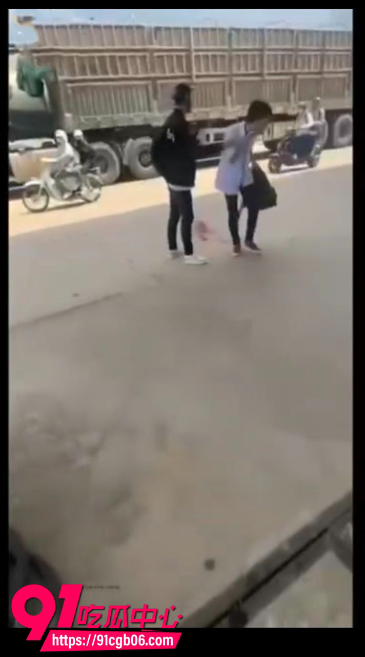 国外精神小伙更猛，打架直接变杀人6