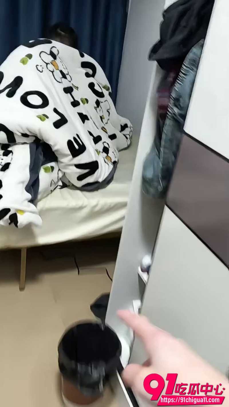 每日一抓 男友出门吃早餐发现家被偷了 女友家中偷情被抓现场视频流出