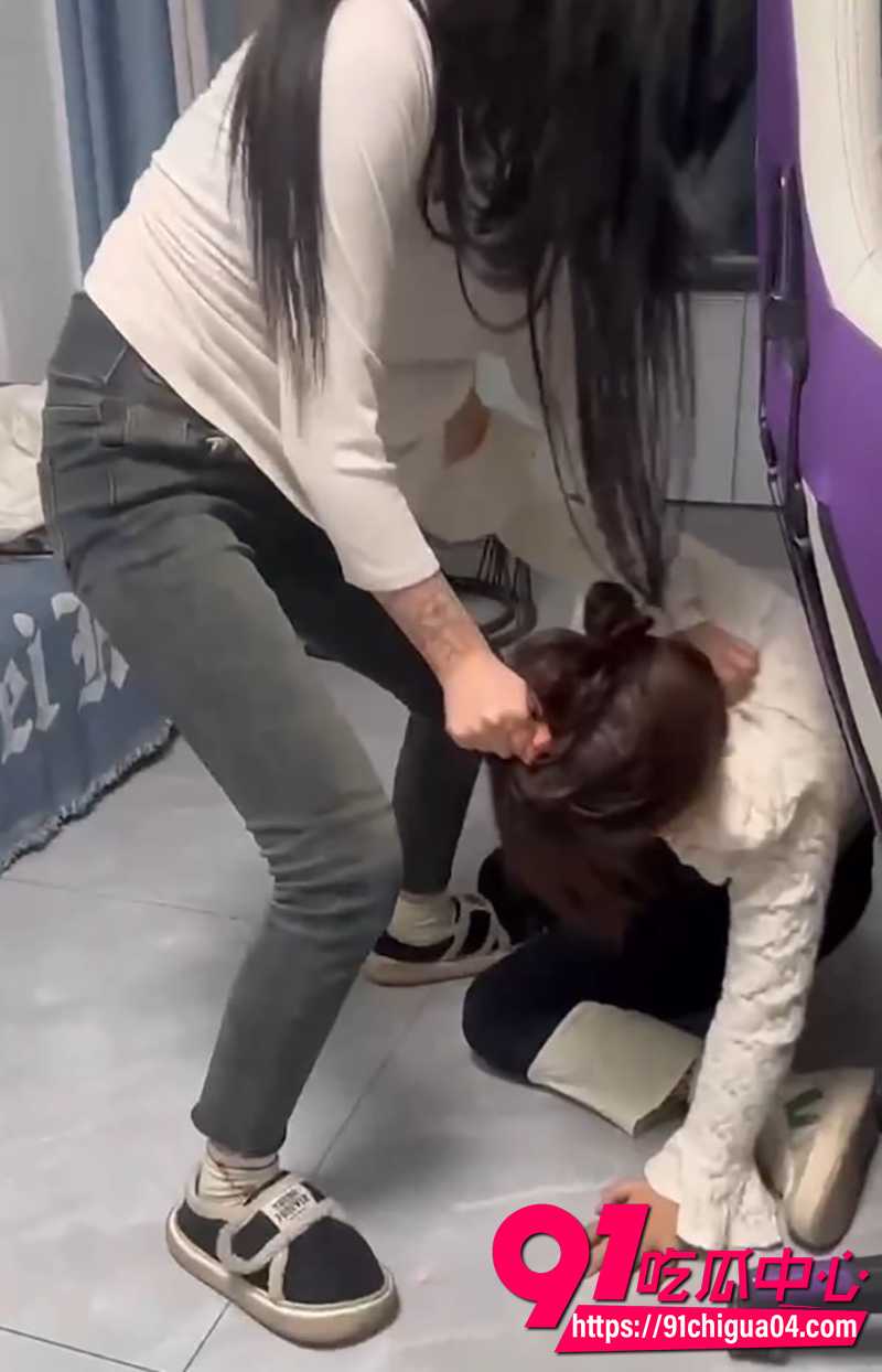 真正电竞精神 女人群殴现场乱成一锅粥 电竞男孩淡定上分不为所动！