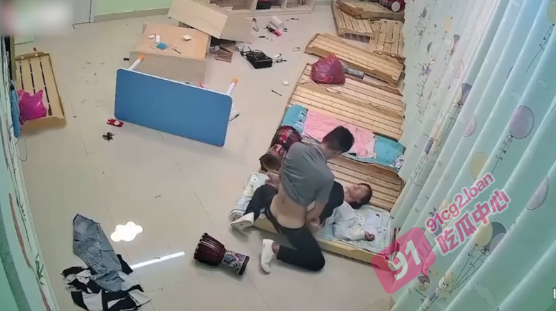 监控实录真是强奸！！渣男到幼儿园发疯怒砸幼儿园强奸女老师！！