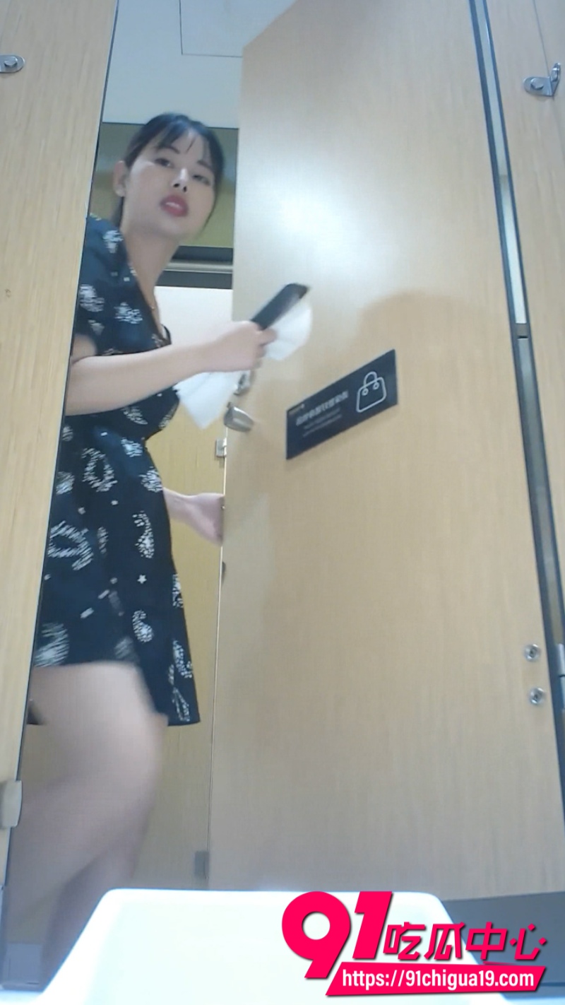 商场女厕全景偷拍6 商场女厕全景偷拍6