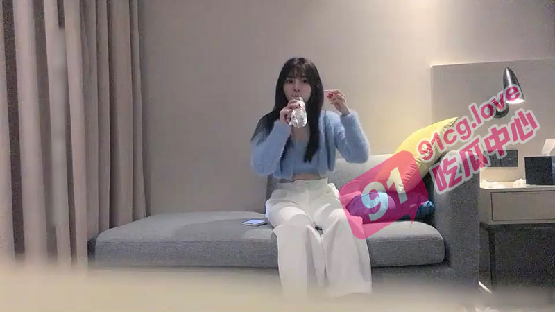 【探花加时赛】高颜值蓝衣妹子 肤白貌美大长腿，温柔甜美乖巧，探花哥大展神威，必须加钟后续