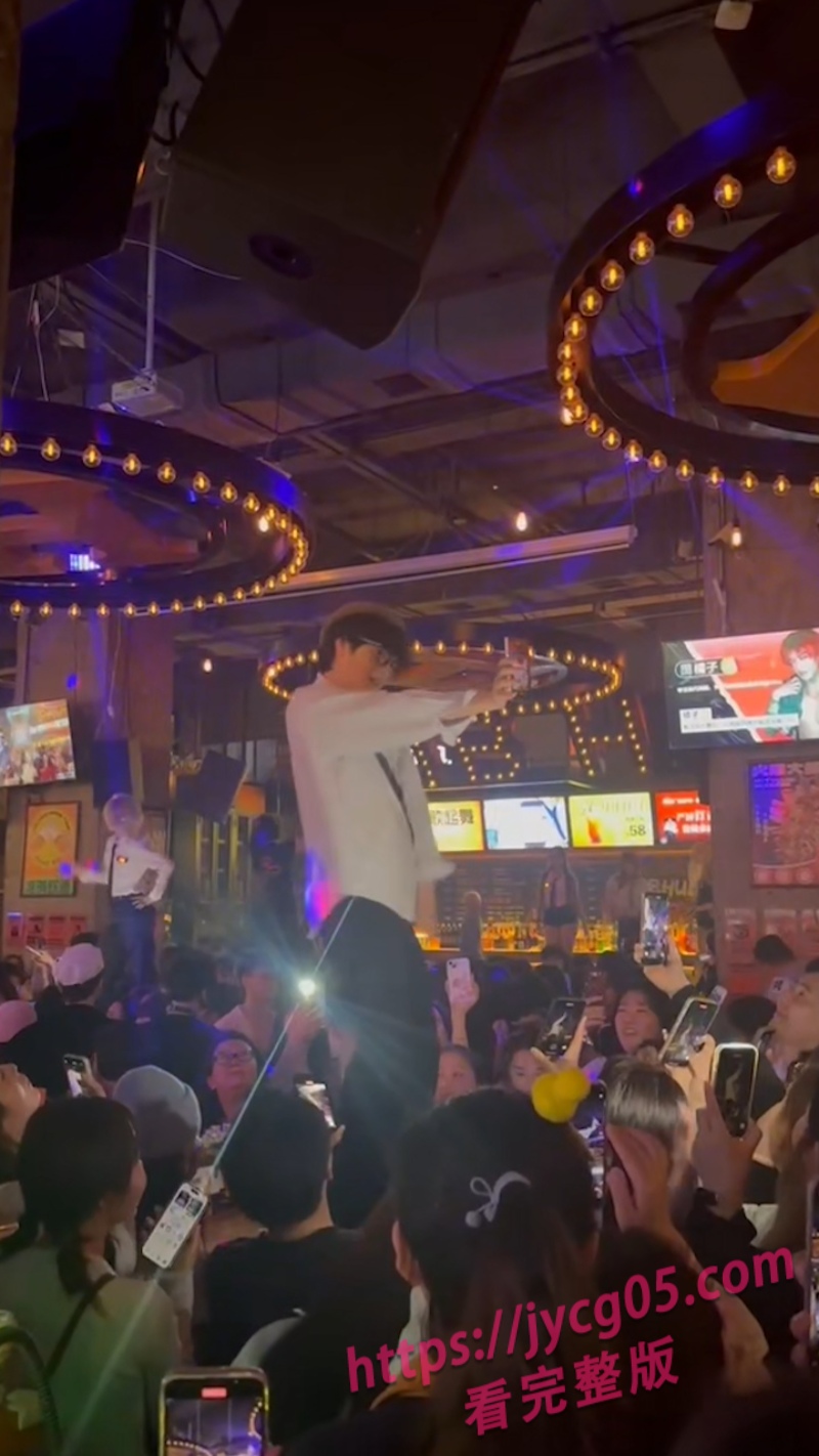 长沙夜生活真开放！男模夜店小姐姐排队上车 5A景区级别人气！ 配图4