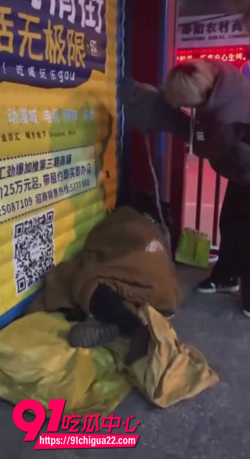 抖音网红小灿哥恶搞流浪汉引发众怒被当地大哥暴打4 抖音网红小灿哥恶搞流浪汉引发众怒被当地大哥暴打4