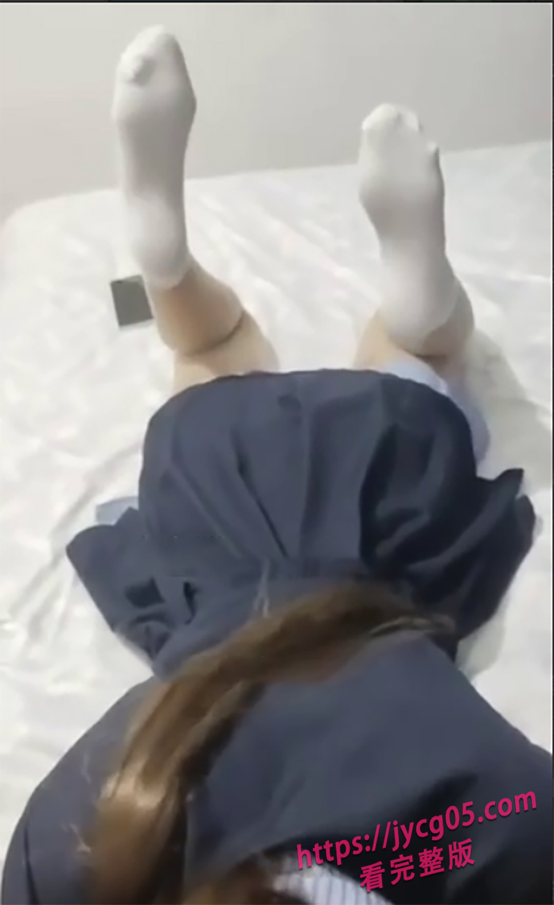 海角兄妹乱伦！哥哥对妹挑逗不停！妹妹娇喘迎合被射到腿软～ 配图2