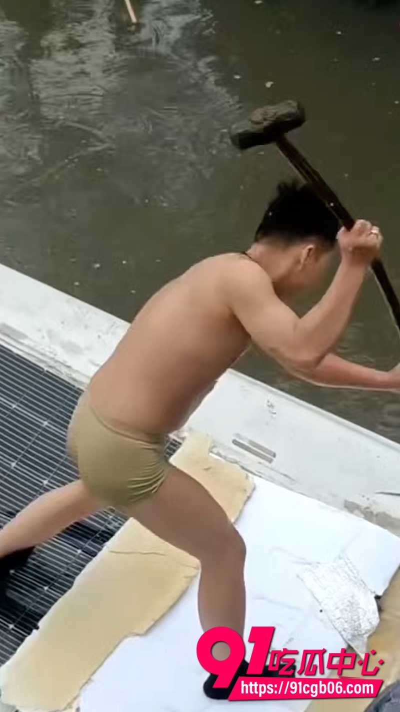 江苏扬州房车撞断桥栏杆冲入小河1