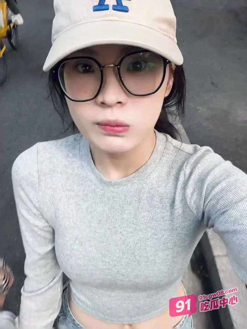 山东眼镜妹曾雨悦调教合集 表面清纯床上却骚的一批 吃鸡做爱的姿势被调教的十分到位~ 配图7