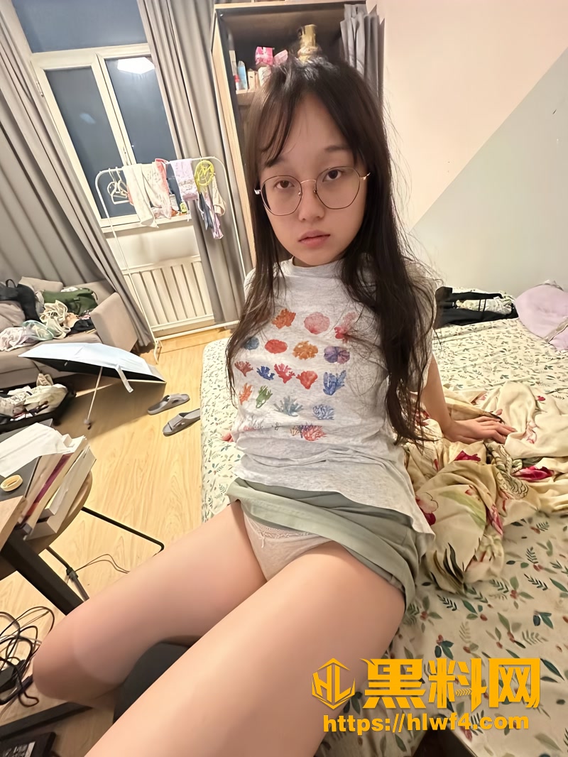 青海大学新闻系 周慕晚 被男友按在床上后入到哭 小母狗自己掰穴求内射