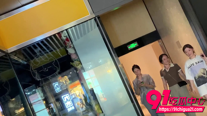 酒店女厕偷拍无剪切版 多位美少妇极速嘘嘘放尿 圆润肥臀十分吸睛！