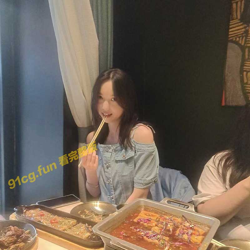 云盘泄密 北漂小情侣高考结束开房大玩SM角色扮演 窒息式性爱视频流出