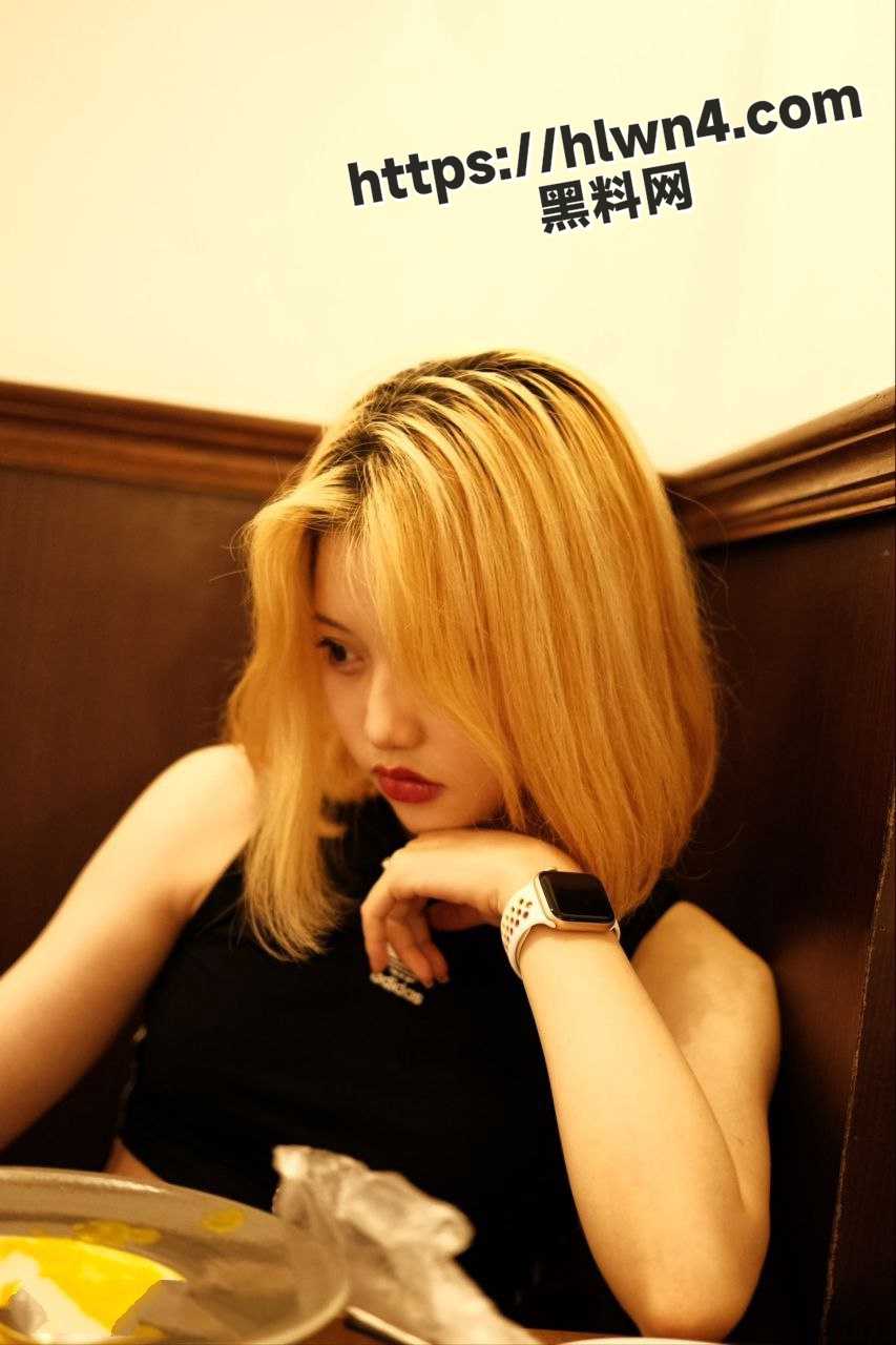 眼镜婊颜值御姐 挺翘的酥胸下体还是小粉红的骚女与体校生猛男约炮视频流出