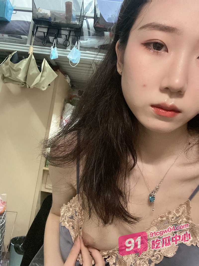 网友投稿 网钓四川大二在读李洋思 性欲旺盛服从性极高 跪在床上肉棒激情插入骚逼！ 配图2