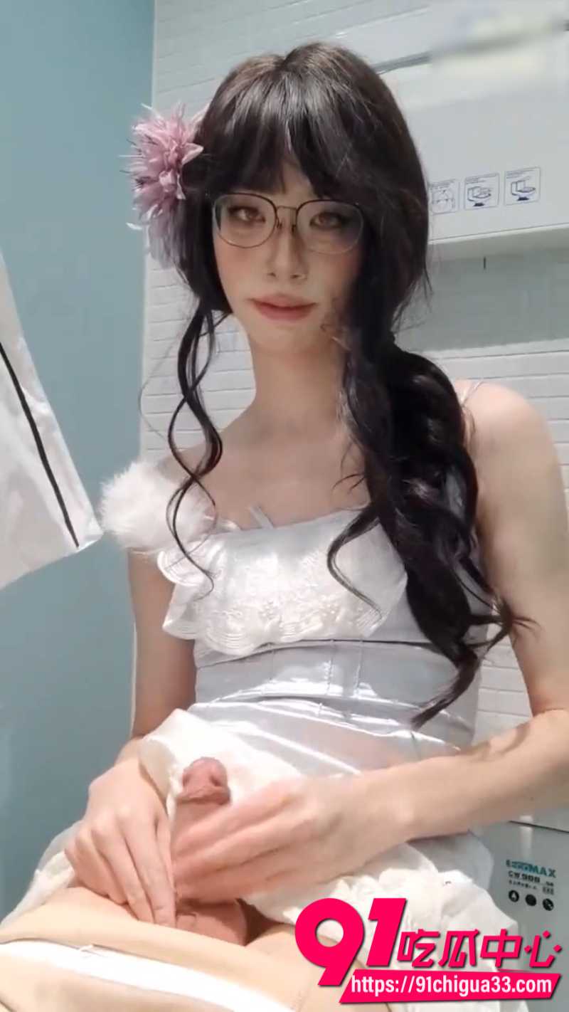 极品伪娘uYuxxx16偷偷跑进厕所里解决性欲3 极品伪娘uYuxxx16偷偷跑进厕所里解决性欲3