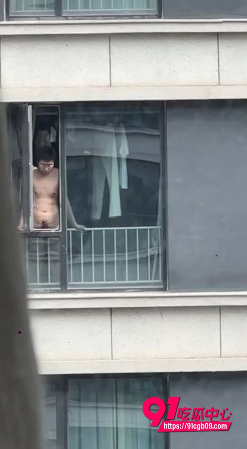 眼睛哥在自家窗户内打飞机2