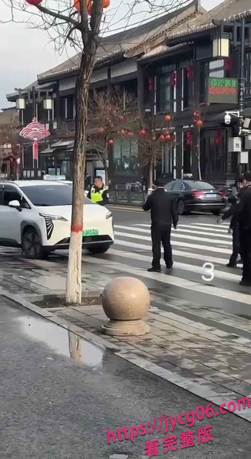 山西晋城街头大戏！电车顶着保安狂飙 交警都看傻了 配图4