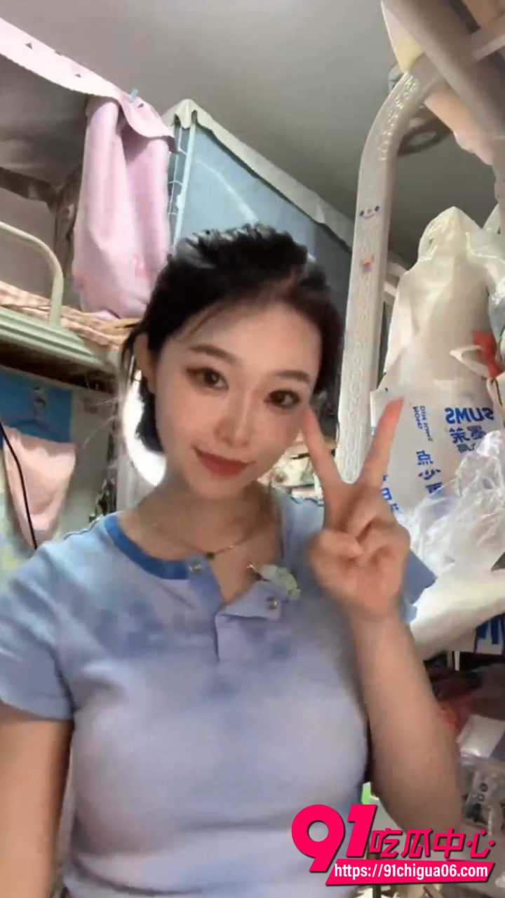 防火防盗防室友 女大学生在宿舍直播为了流量和礼物故意偷拍室友换衣服走光