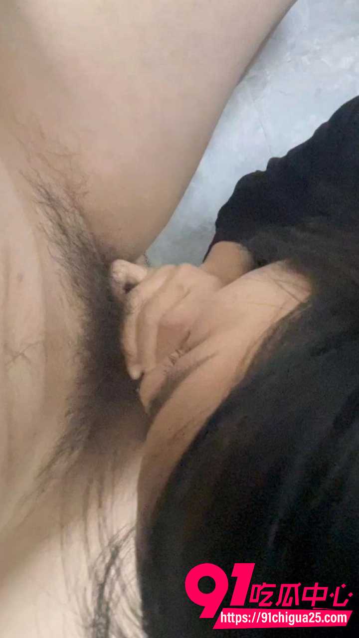 黑丝邻居少妇厕所跪地口交射满渔网袜2