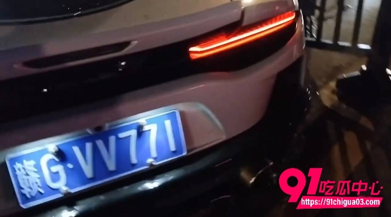 江西九江深夜迈凯伦飙车失控撞护栏 千万豪车瞬间报废现场一片狼藉 车主疑似租车 这下惨了