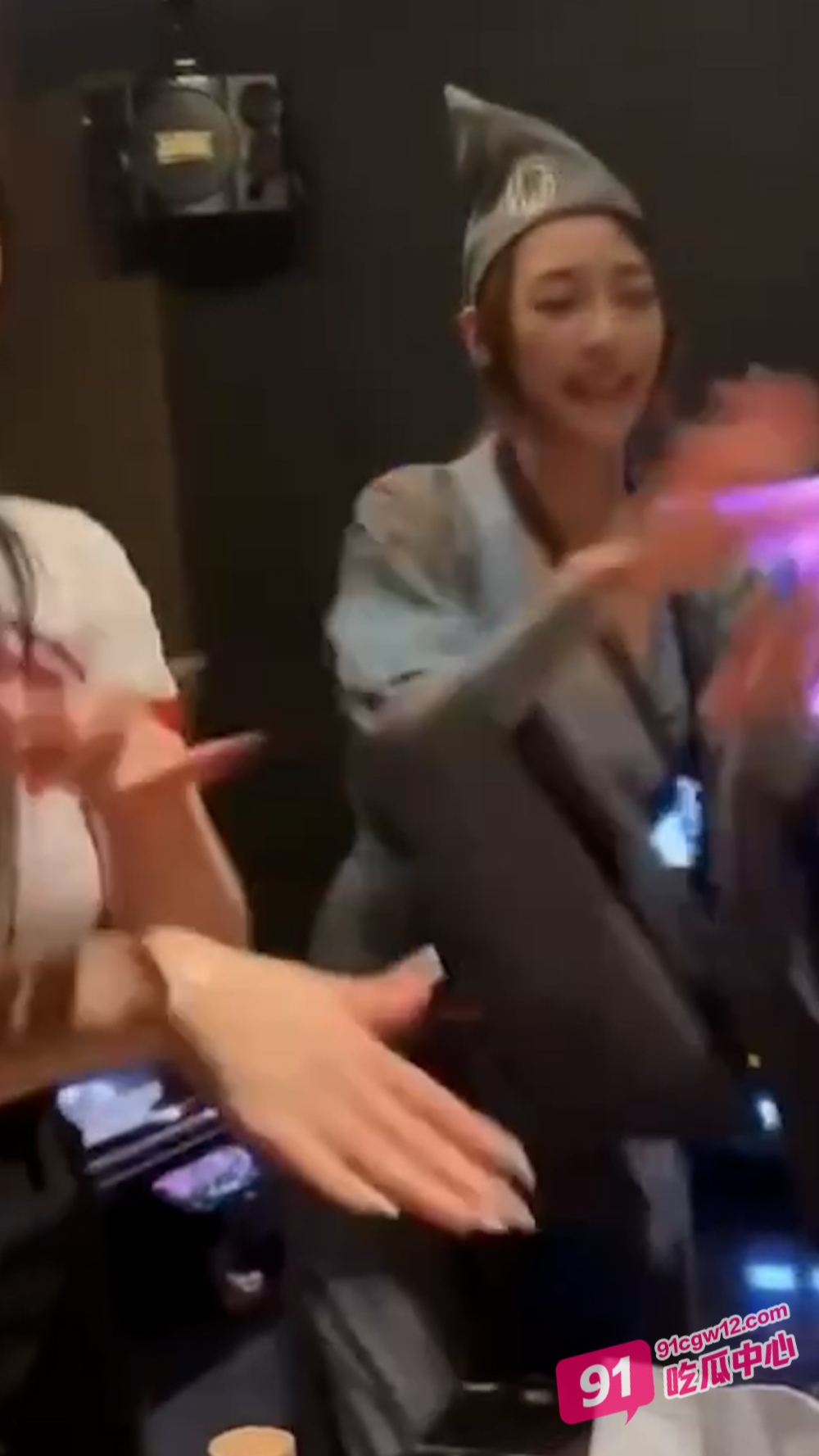 现在的KTV你甚至能看到“济公”主题夜 简直疯狂！