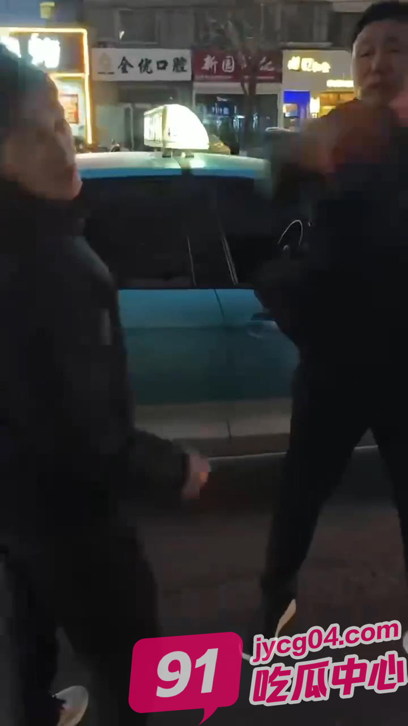南京vs东北路怒对比！南京老头动嘴吐痰！东北大汉直接上手！ 配图4