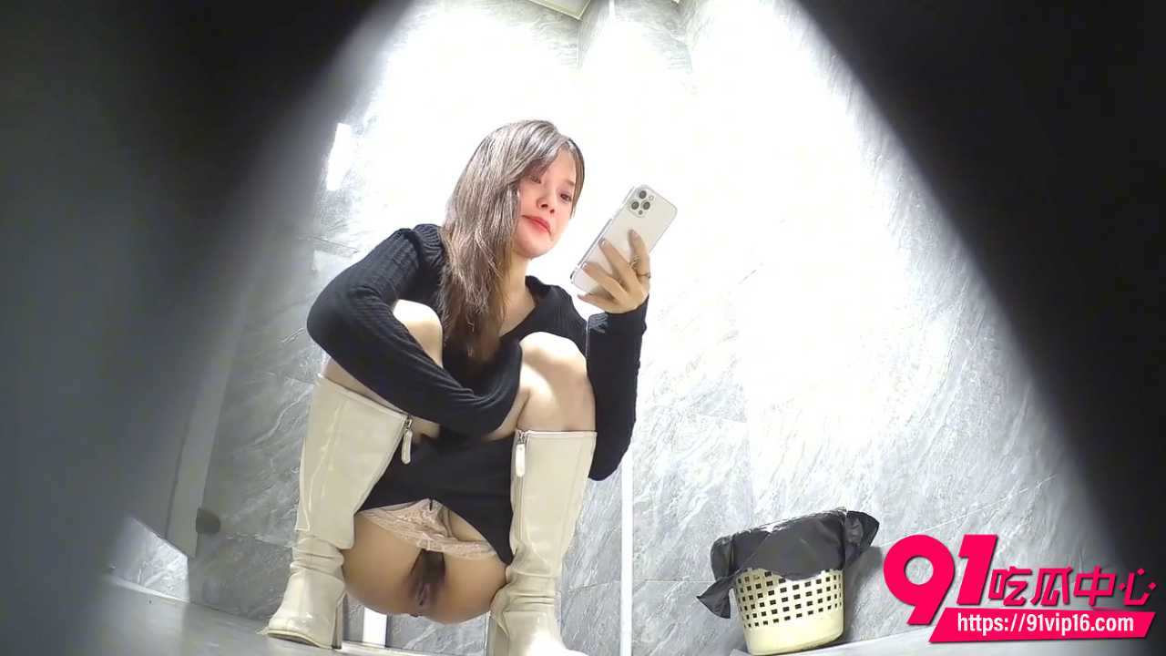 酒吧女厕偷拍极品少妇上厕所3 酒吧女厕偷拍极品少妇上厕所3