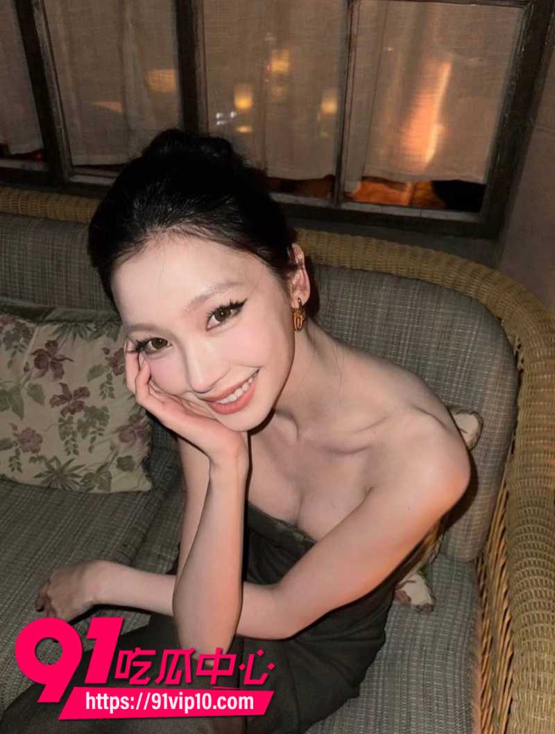 国内男明星胡彦斌和女友易梦玲冲上微博热搜第一从马尔代夫海边激吻到2026年零互动两人疑似分手6