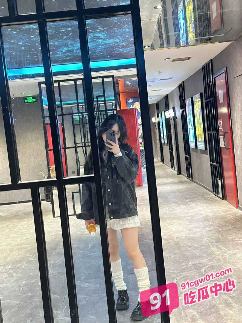 河南剧本杀店员彭柳青被曝是网上露阴癖 喜欢对镜自拍骚穴楼道露出逼毛! 配图4