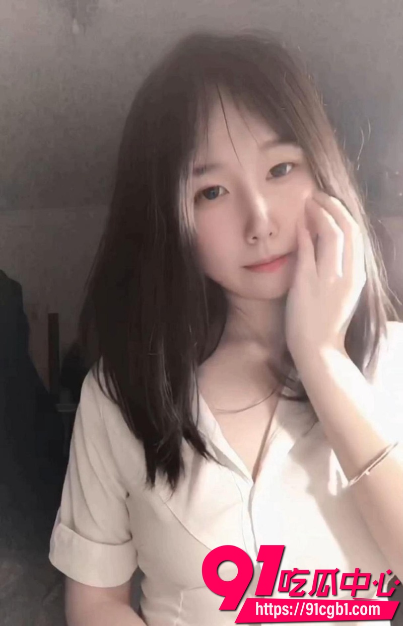 福建大三学姐董晴 裸贷被迫脱衣抵押自拍 白衬衫下白皙巨乳揉捏 掰穴自慰反差拉满