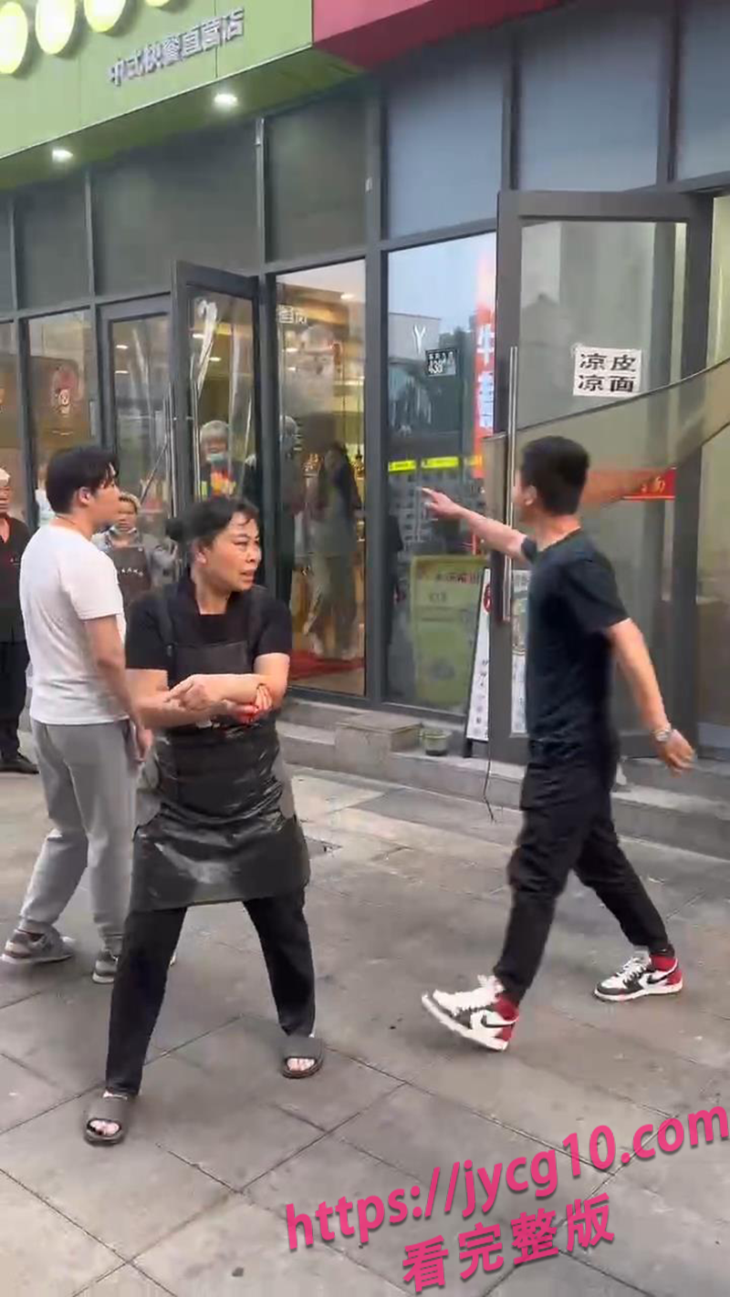 光谷面馆突发激烈冲突！顾客四散奔逃老板拖血冲出店！ 配图2