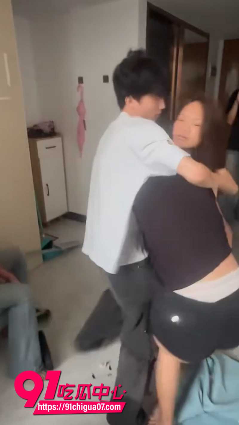 男子出轨被女友抓奸之后带人暴打9