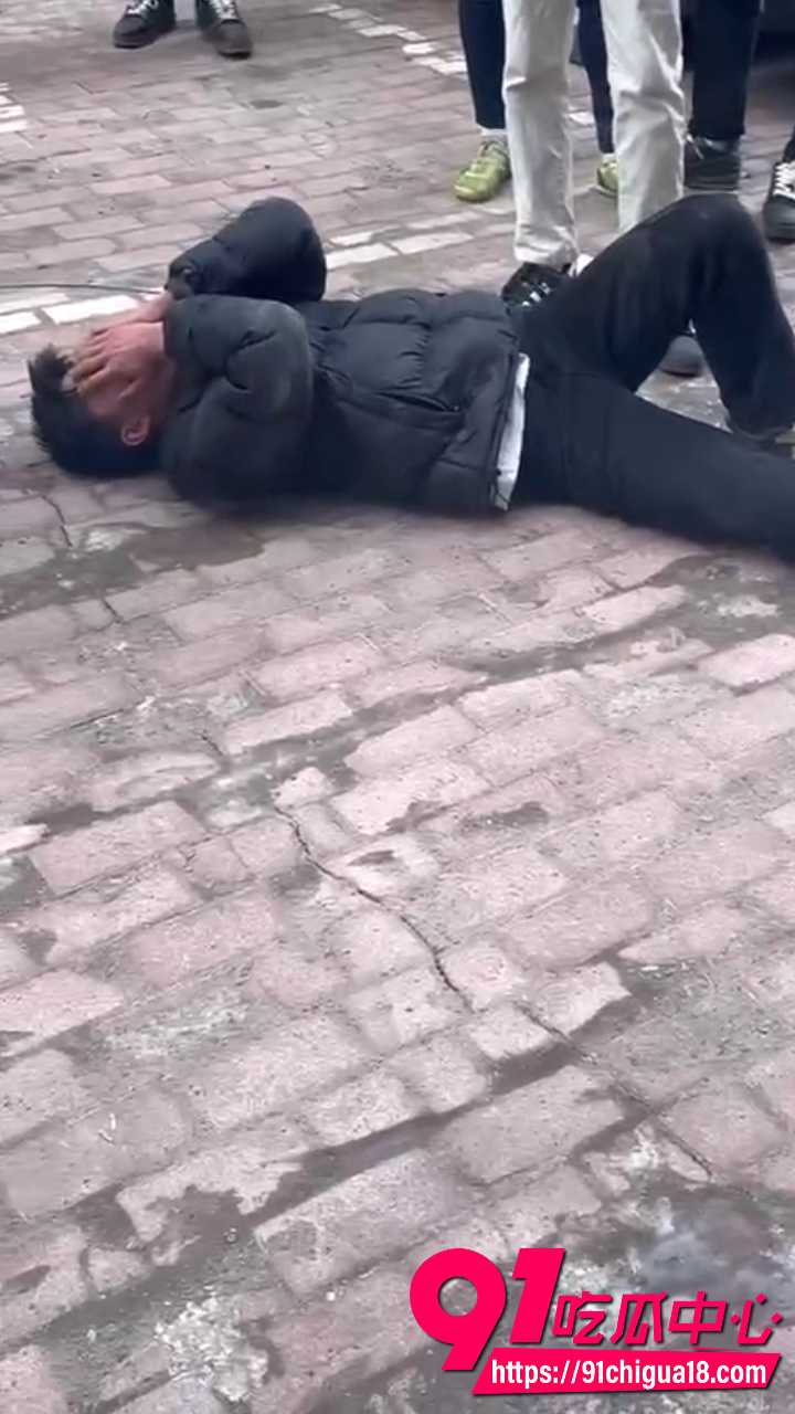 山东精神小伙单挑变群殴7