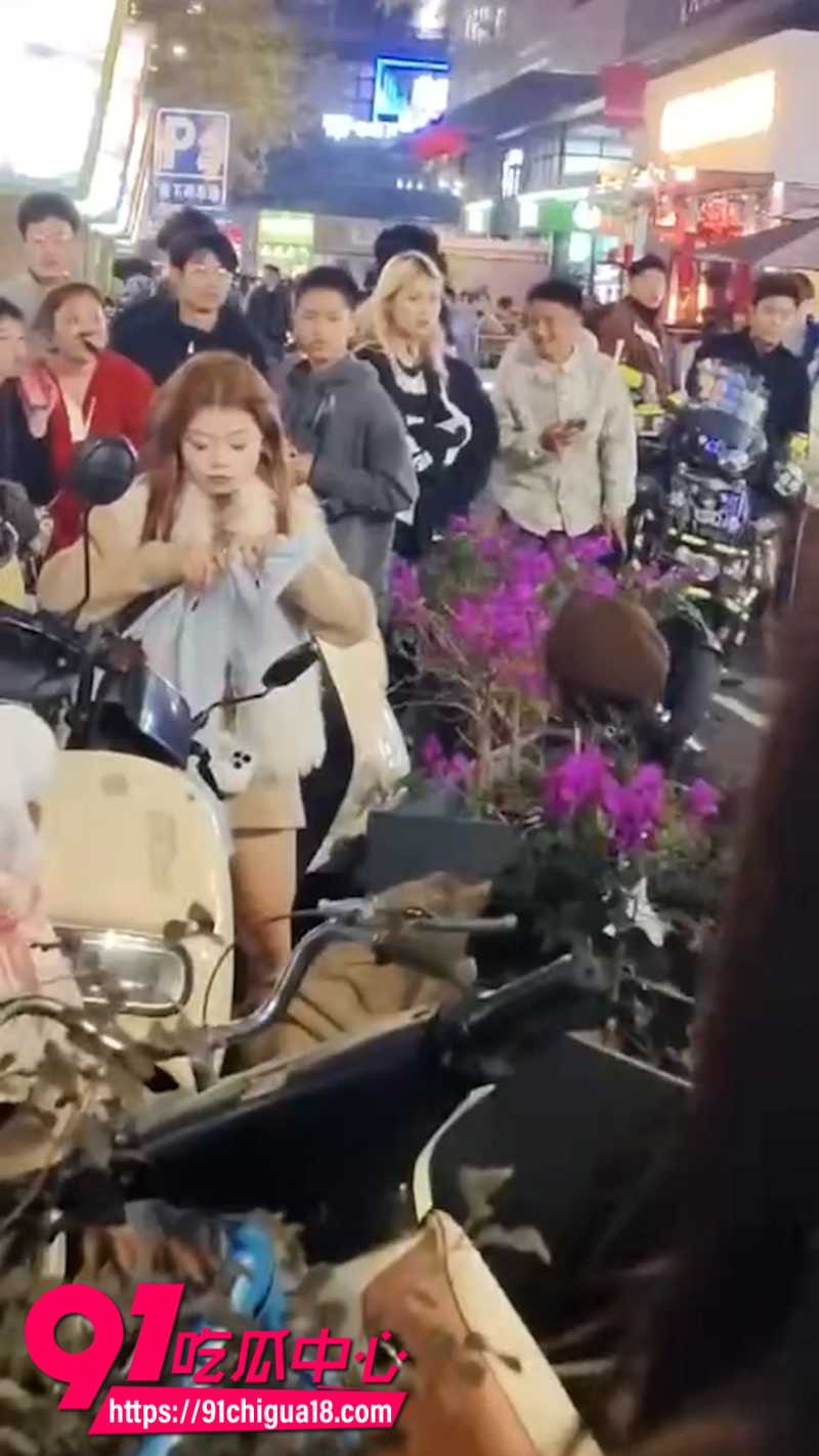 广西精神小妹在普宁广场打群架现场画面4