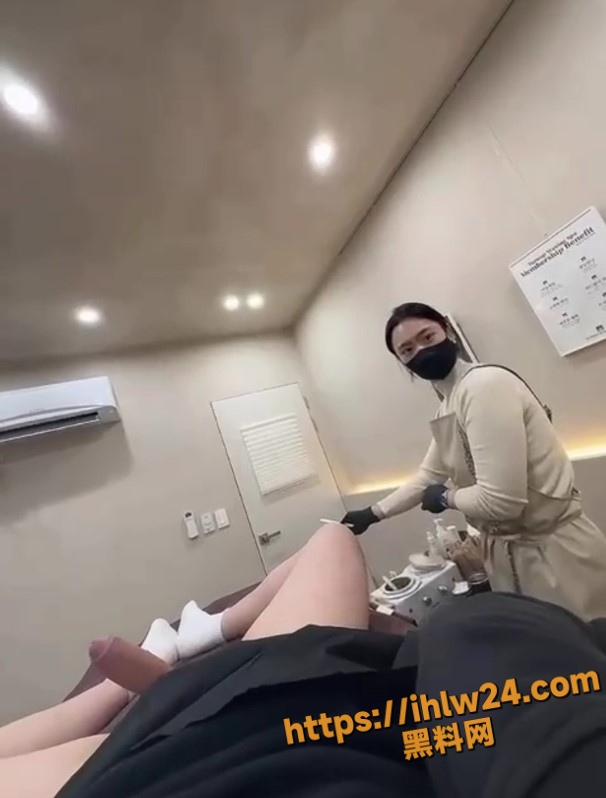 第一视角带你看男主刮毛体验 小姐姐一脸认真在除毛 却不曾想小哥哥鸡吧早已硬起！