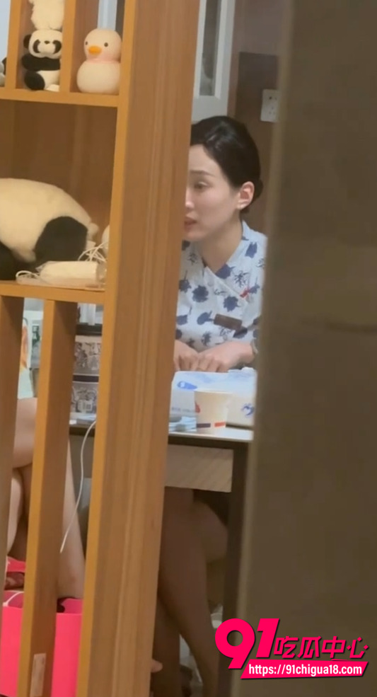 大神窗外偷拍空姐宿舍合集2