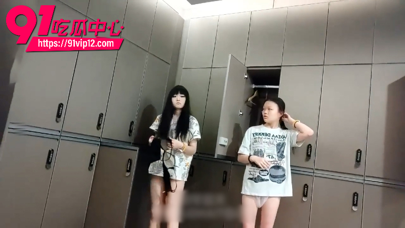保洁大妈在女浴室偷拍美女裸体画面6