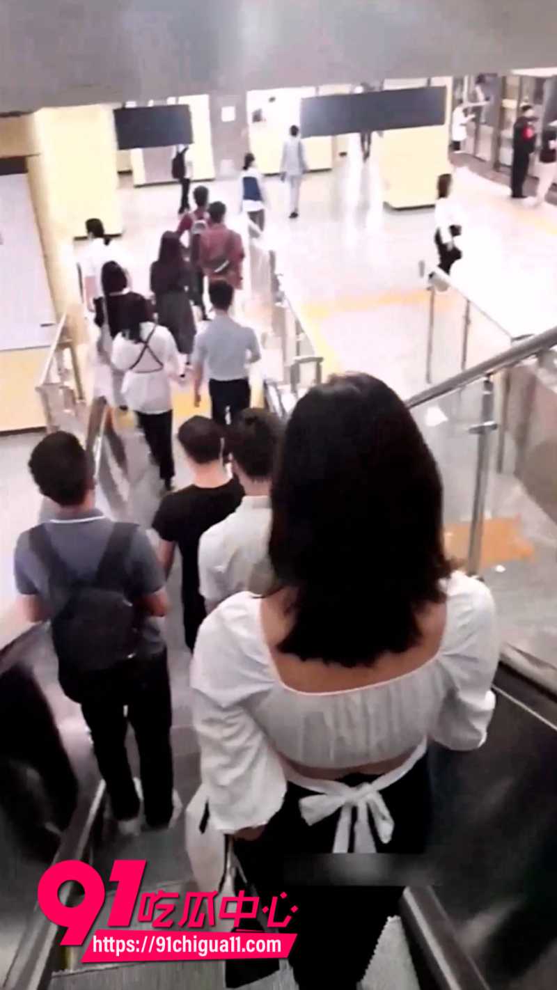 国产地铁痴汉猥亵年轻少女11