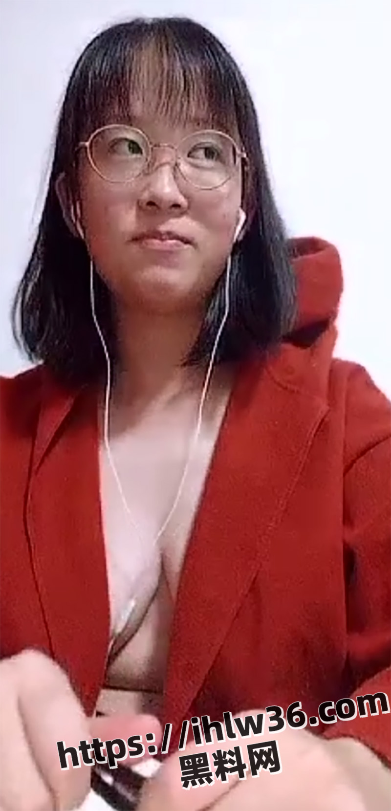 巨乳高中生边写作业边和网友视频裸聊小小年纪就如此淫荡，长大成熟必是极品母狗！